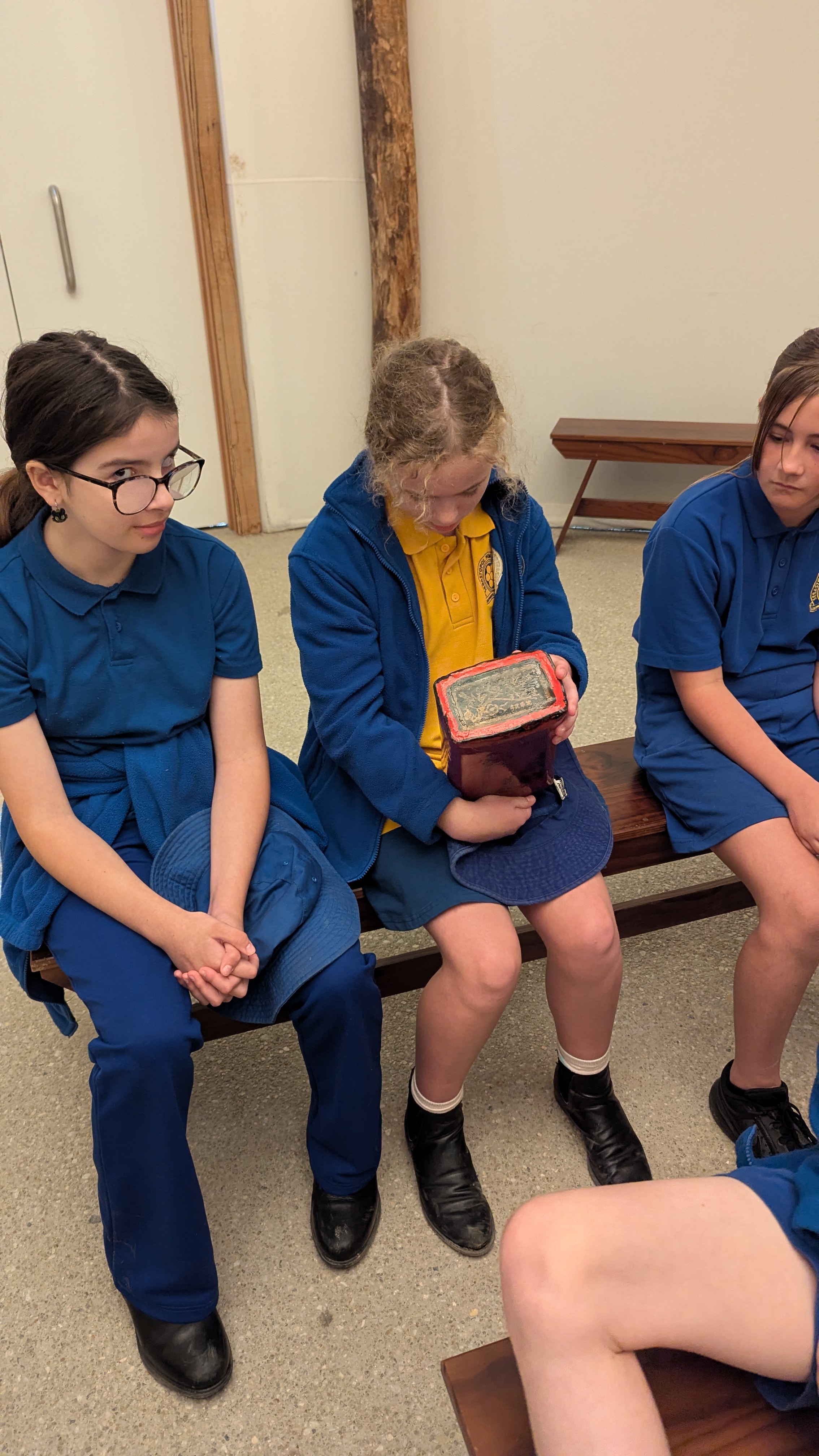 /uploaded_files/media/gallery/1775532690Examining an artefact.jpg